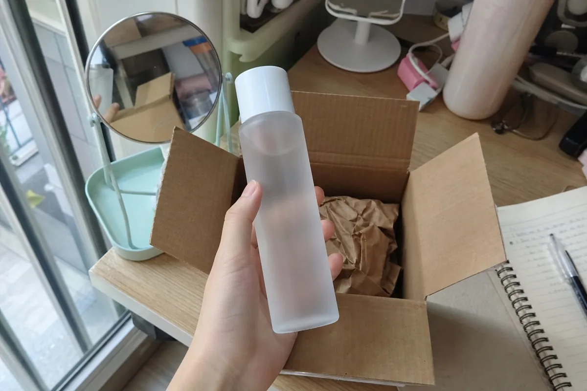 大学生在宿舍桌前用手机随手记录开箱试用护肤品
